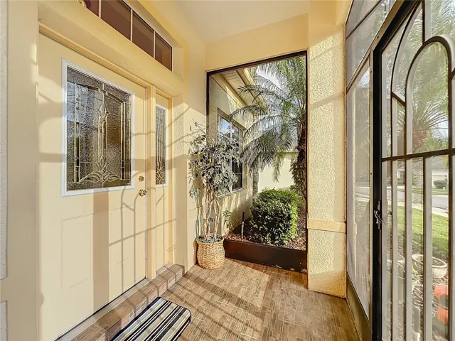 SCREENED IN ENTRYWAY