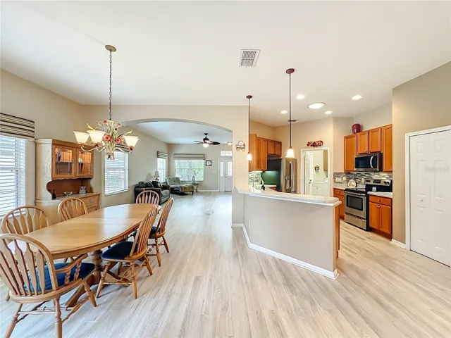 DINING RM/KITCHEN