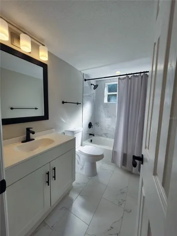 2nd bathroom, tub/shower combo