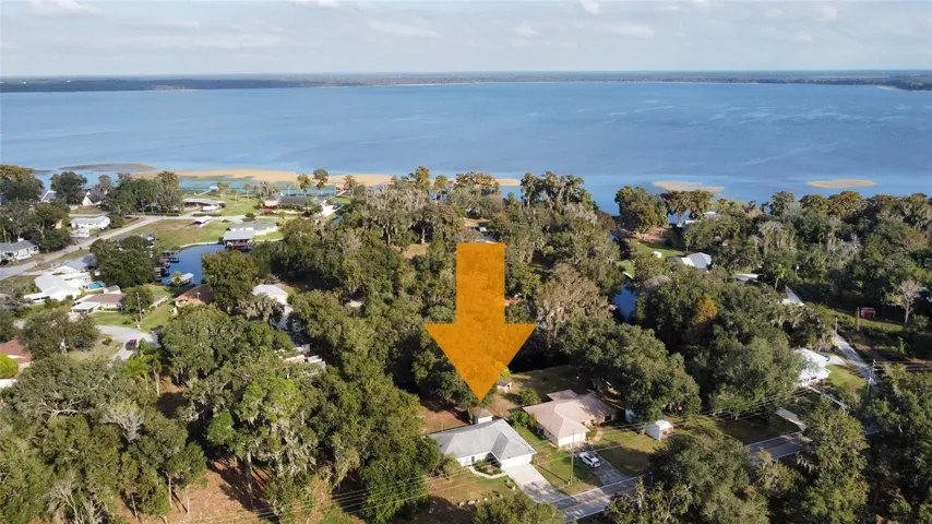 Aerial view in Relation to Lake Pierce