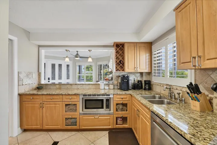 Kitchen & Breakfast bar