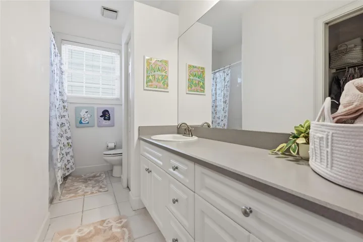 Second floor en suite bath