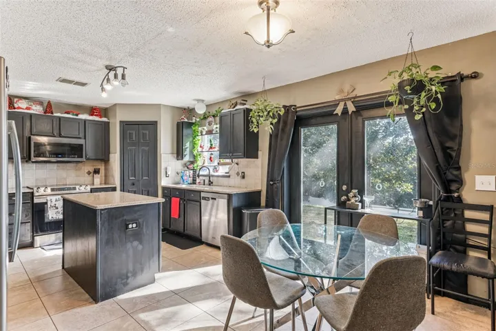 Dining/kitchen