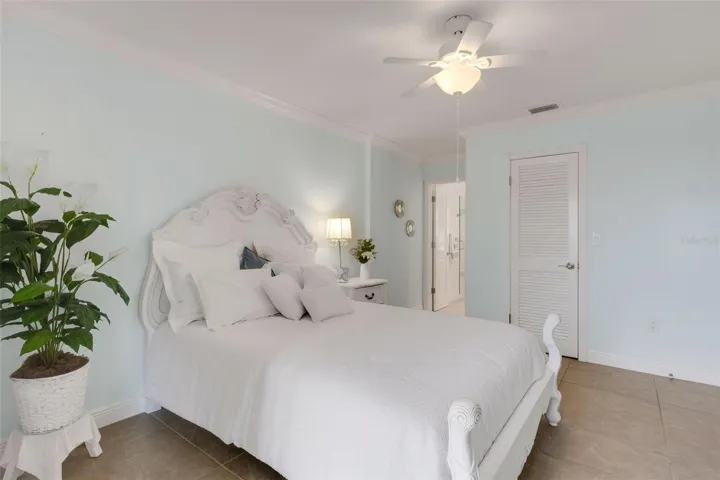 Bedroom with en-suite bath and walk in closet