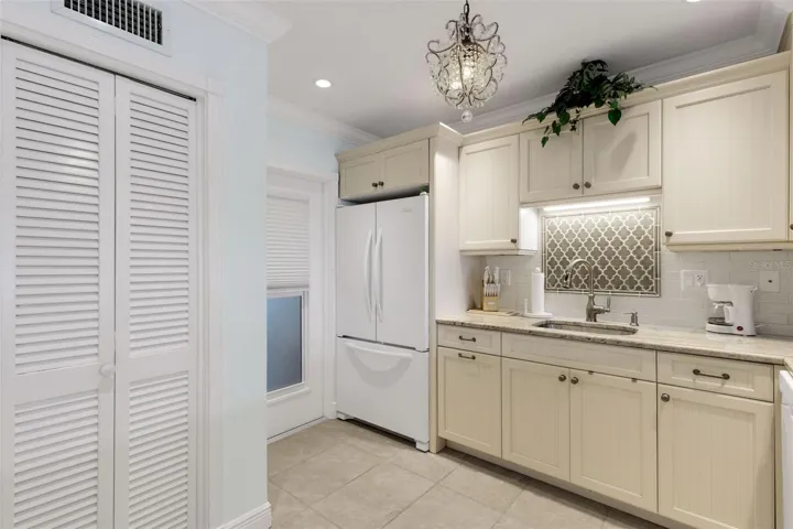 Kitchen with 2nd entrance door