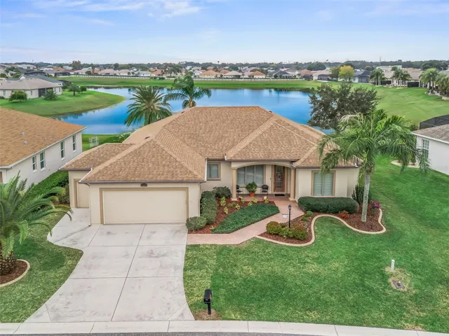 Water Front 3/2 Custom Redesigned Cedar w/2 Car + Golf Cart Garage