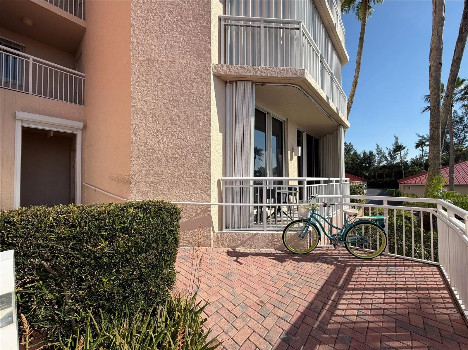 Private entrance, no steps