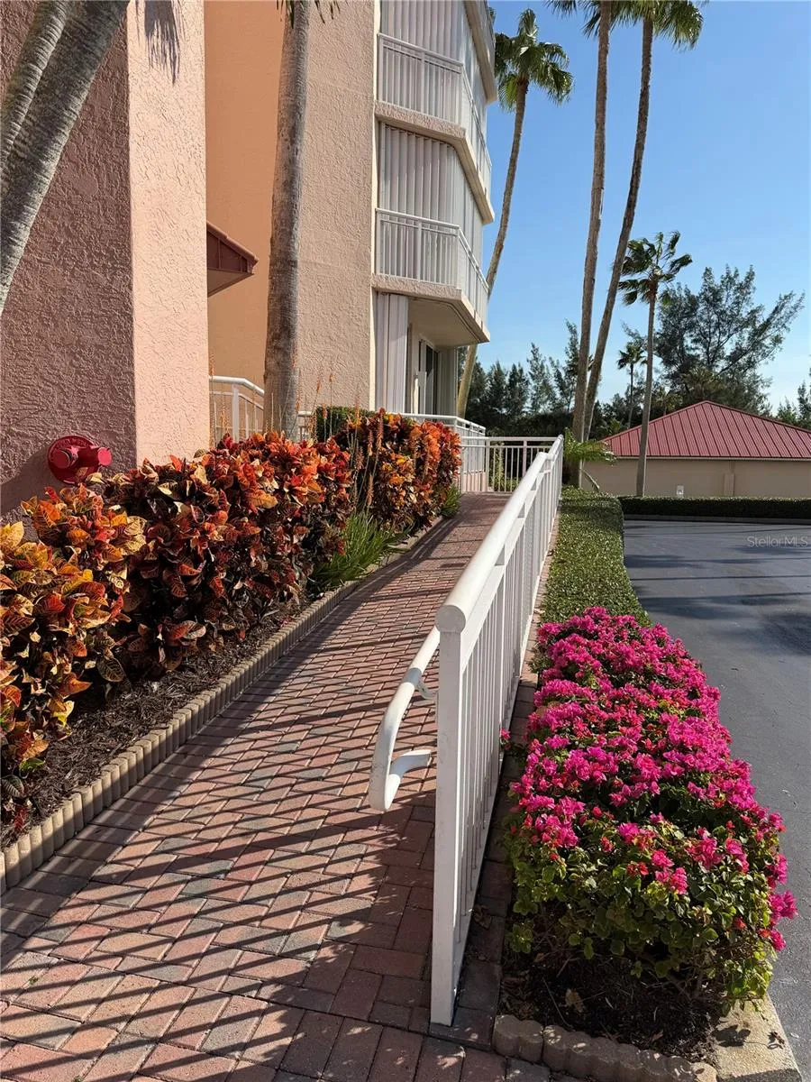 Private ramp access to apartment