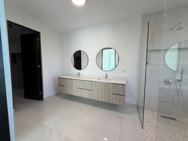 Master en suite bathroom