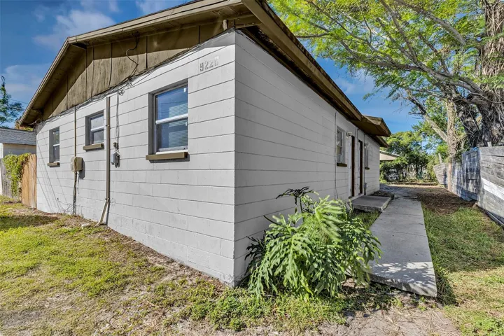 Exterior color has been digitally modified to illustrate potential paint options.