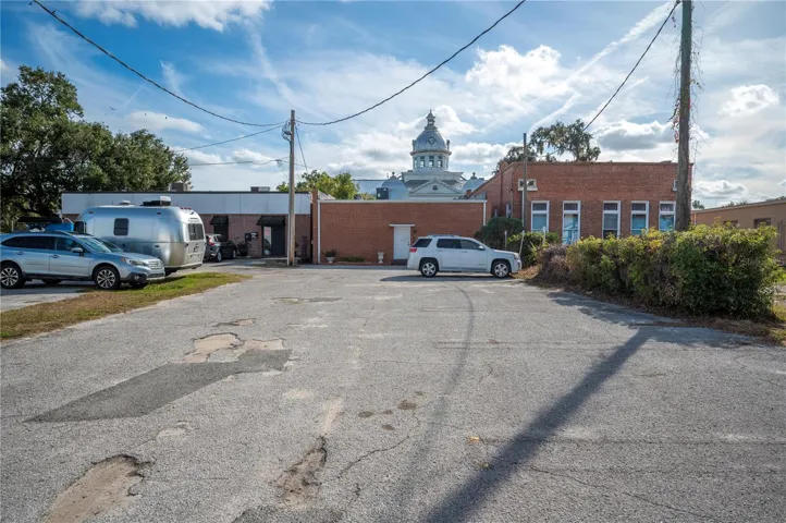 rear parking lot can easily accommodate 10 cars.