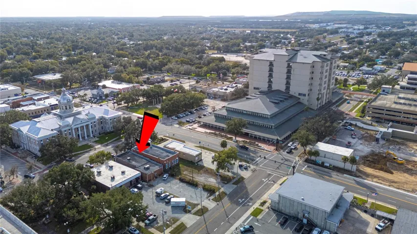 The buildings proximity to the Bartow Court House...less than a 5 minute walk.