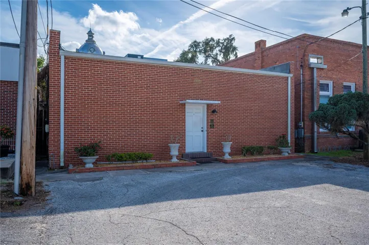 The rear entry to 150 E Davidson St.