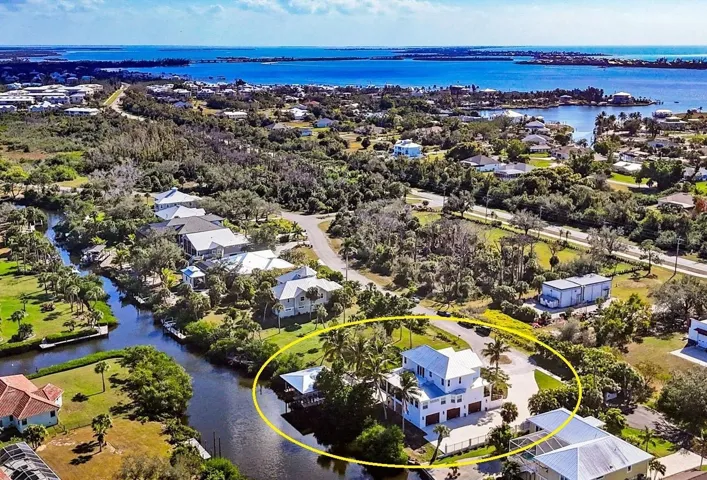 Coral Cove Home on Amberjack Cove Waterway!