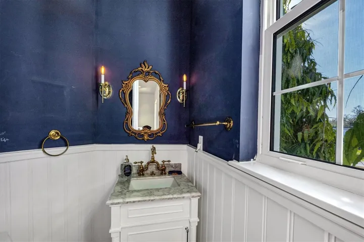 Guest 1/2 Bath!