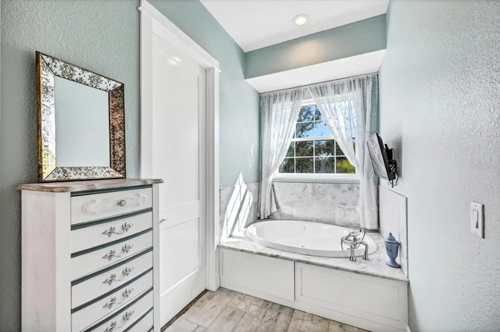Soaking Tub!
