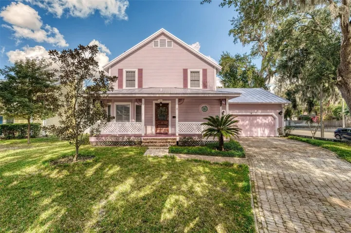 Built in 1985 - Sidewalks, beautiful oak trees set the scene