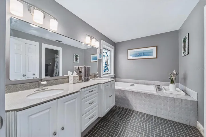 Double sink vanity in primary en-suite