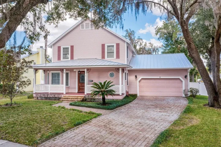 4 bedroom, 3 FULL bathroom ready to move in home