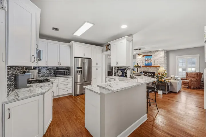 Kitchen with breakfast bar