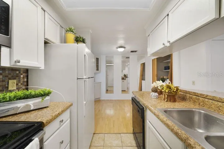 KITCHEN /DINING ROOM