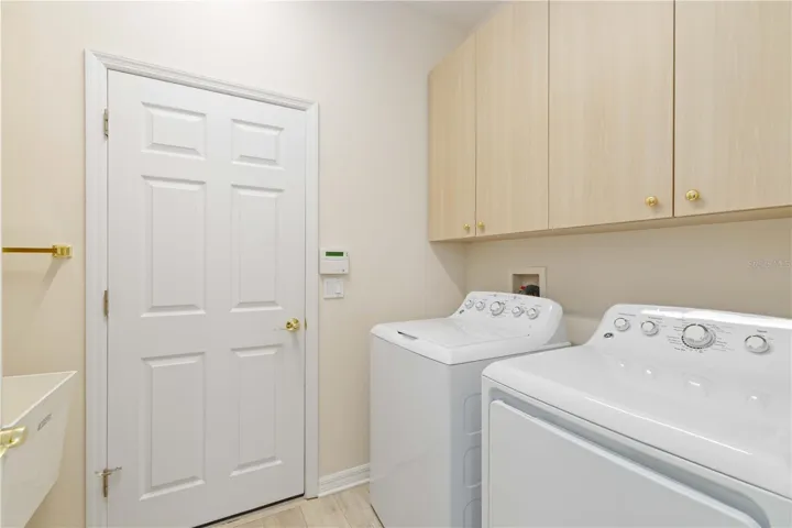 Newer Washer & Gas Dryer