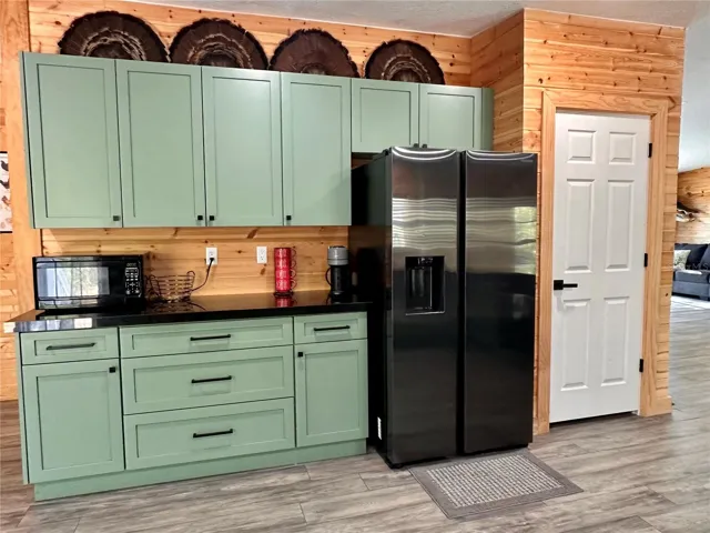 lots of cabinet space