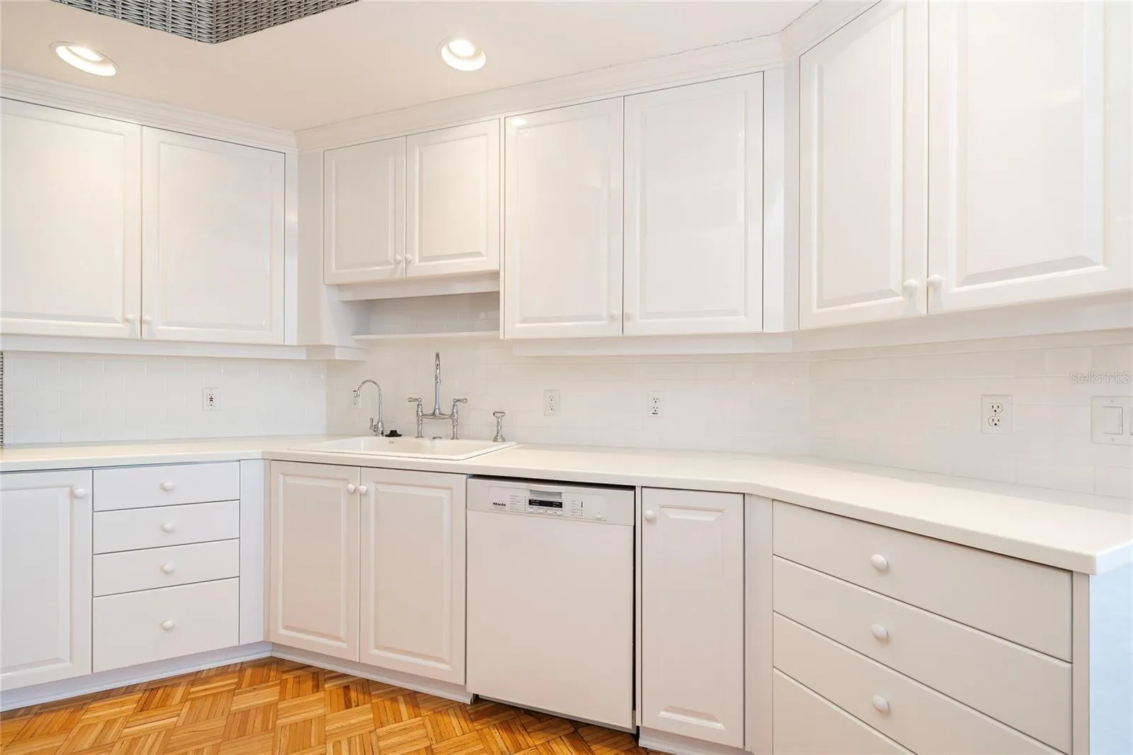 Beautifully-maintained Kitchen