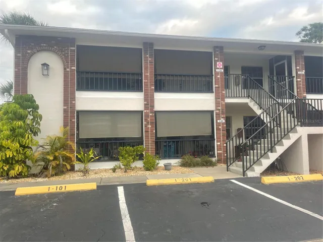 Attractive front picture of the Palm Manor.