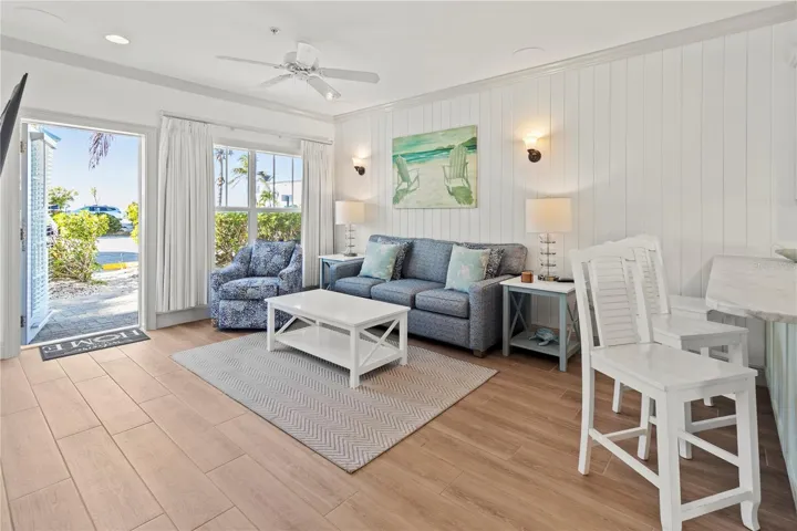 ENTERANCE & LIVINGROOM