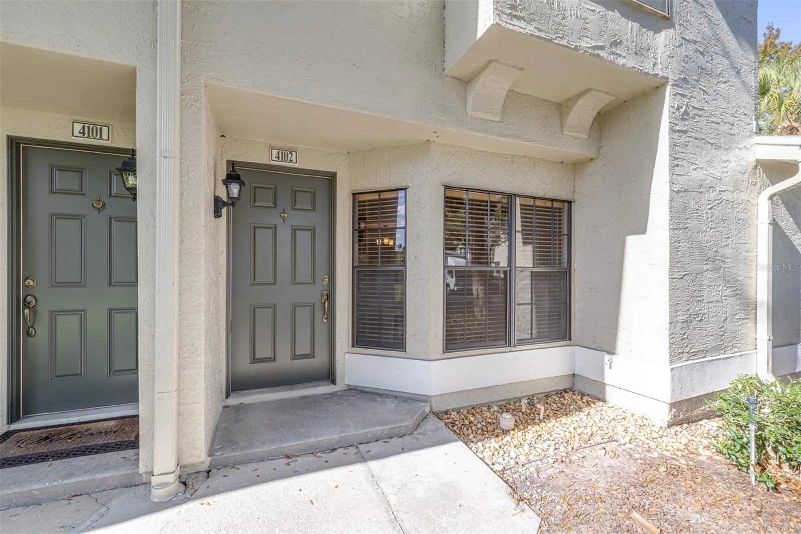 FRONT DOOR #4102