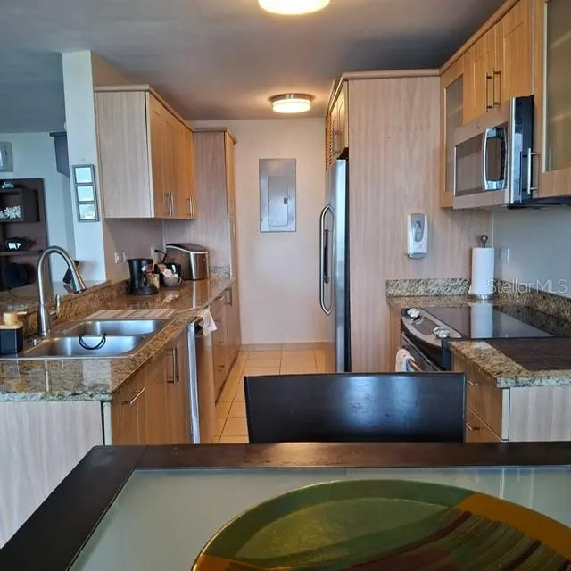 Full kitchen with appliances