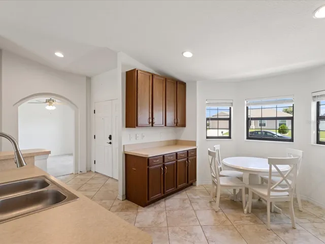 KITCHENET WITH ENTRY WAY