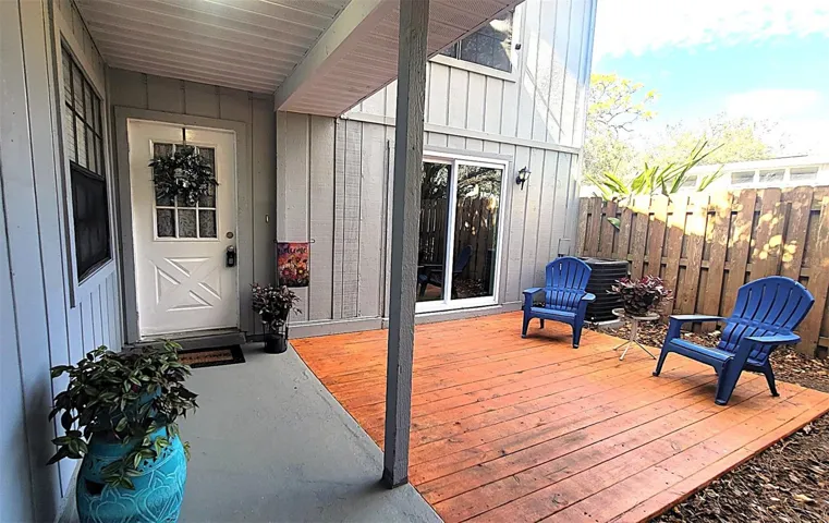 Welcome HOME to 4622 Lighthouse Circle! Your private courtyard welcomes you into a sweet retreat!