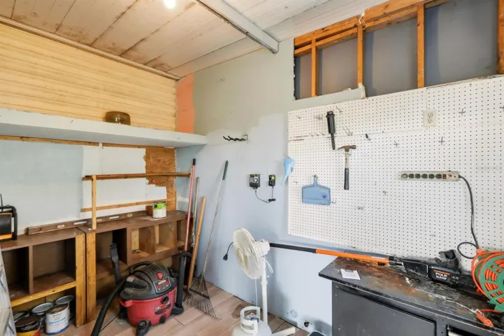 Attached workshop/shed/storage.