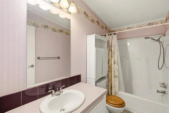 Guest bath with tub/shower combo.