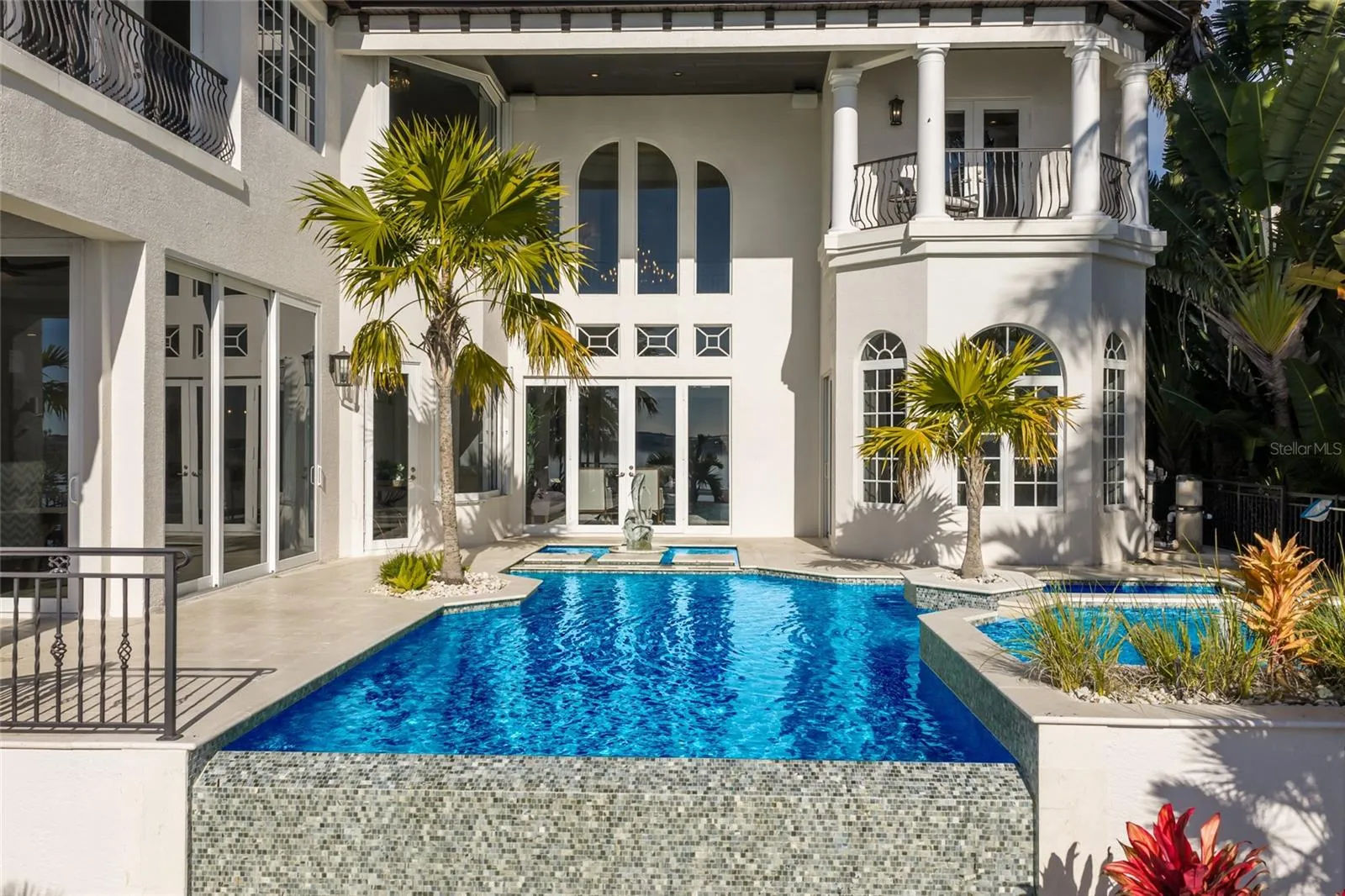 Pool with infinity edge