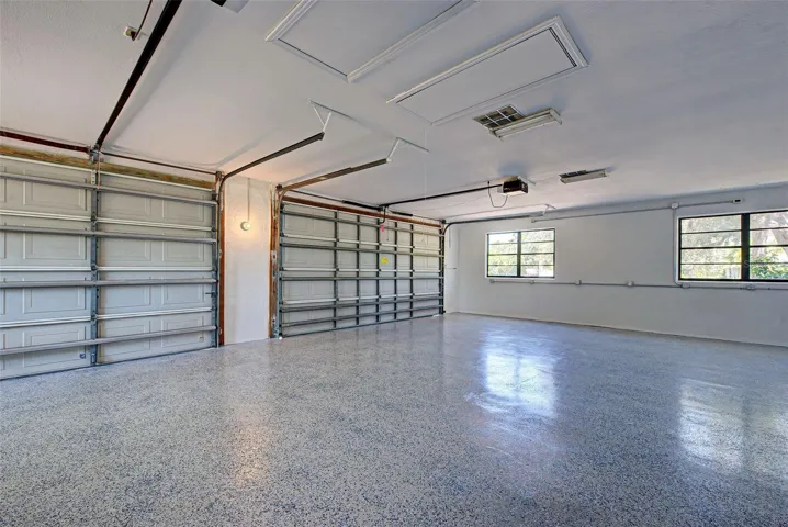Massive 3 car garage wtih bonus bump out