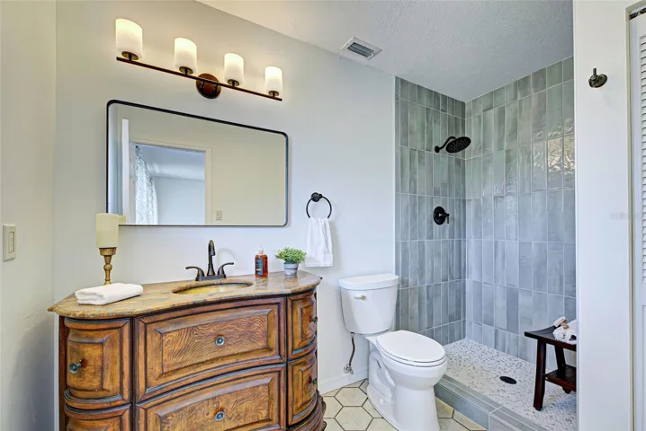 Primary en-suite bathroom