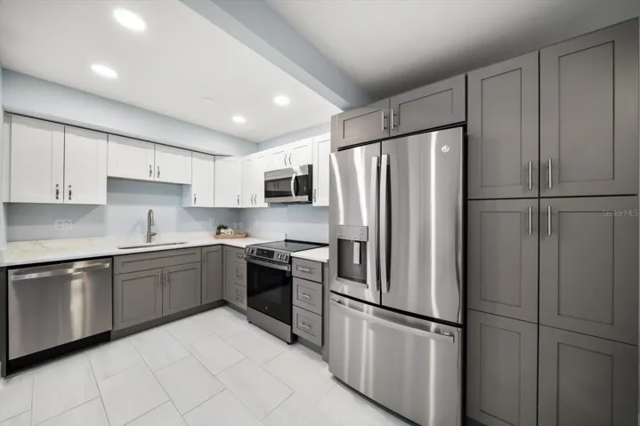 Large and spacious in design, enjoy the cooking and entertaining in this fully equipped kitchen with lots of details!