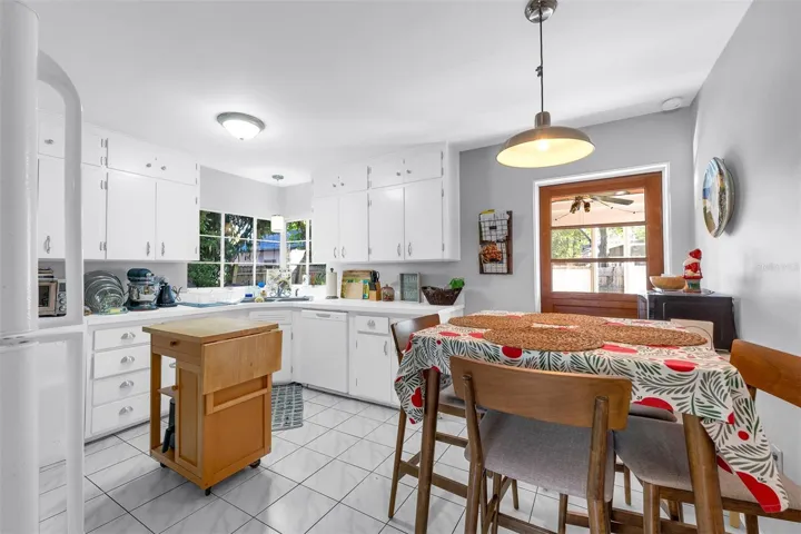 Large Eat-In Kitchen