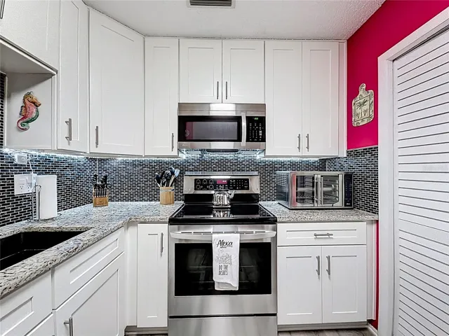 502 Bough Ave - kitchen, laundry closet door to right