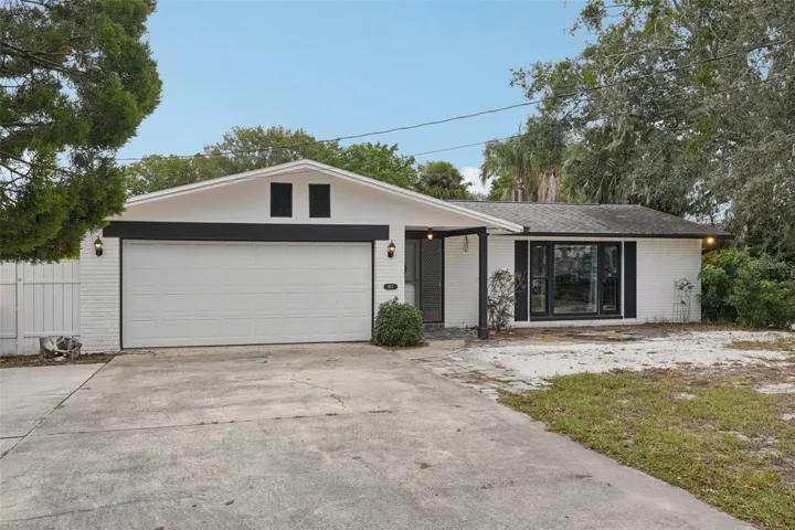 Welcome to 907 S Florida Ave in Tarpon Springs, Florida