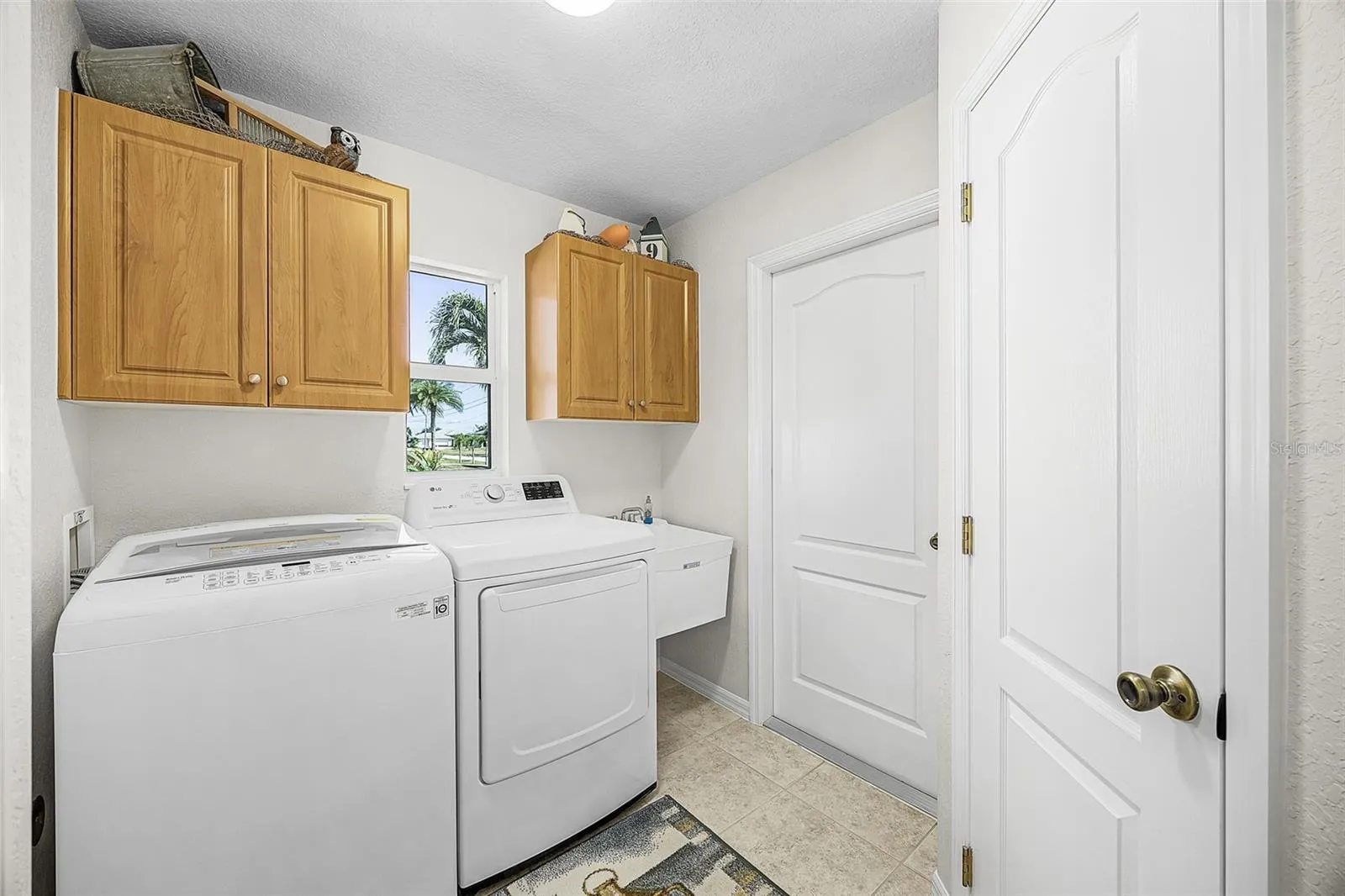 Laudry room with wash sink, closet, and extra storage
