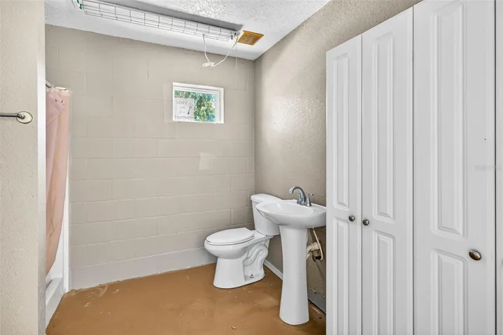Hobby Barn/Kennel Bath with Shower
