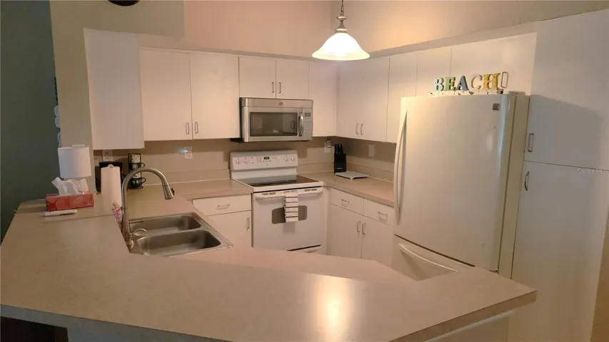 Fully Equipped Kitchen with Service for 4 People