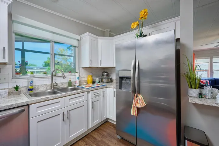 Wonderful natural light in the kitchen
