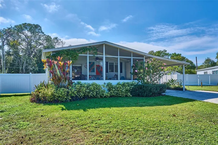 2 bedroom, 2 bath with NO HOA