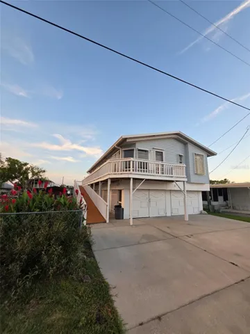 Live in Paradise! Move in ready with ALL furniture optional!