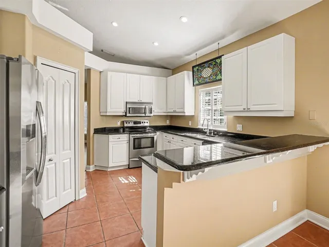 Kitchen w/Granite Countertops